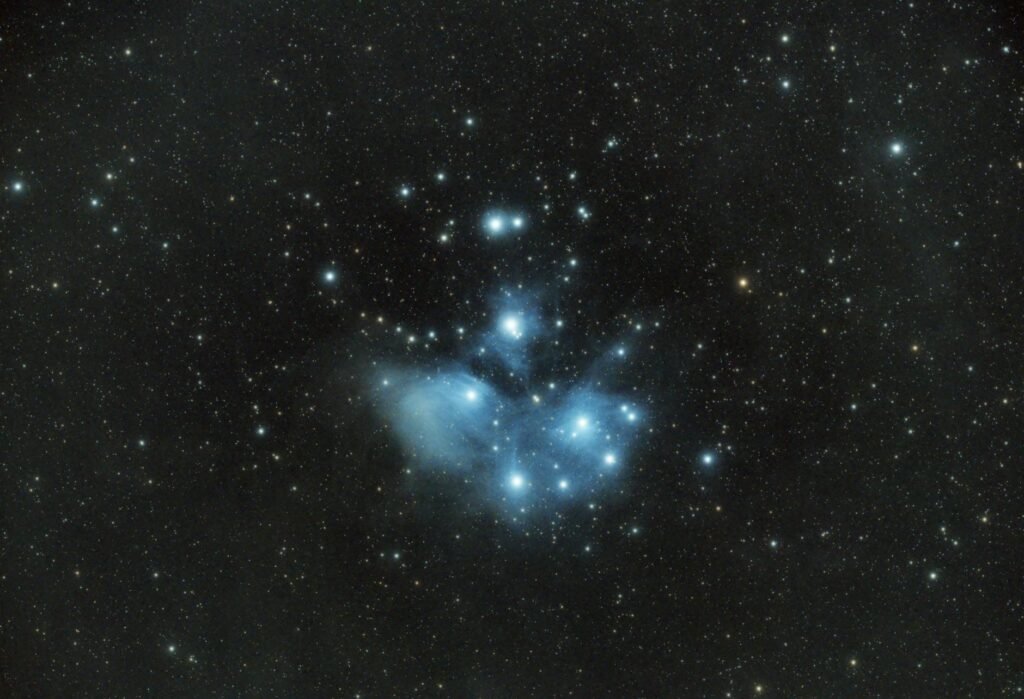 Imagem fascinante do aglomerado estelar das Plêiades, exibindo sua beleza celestial.